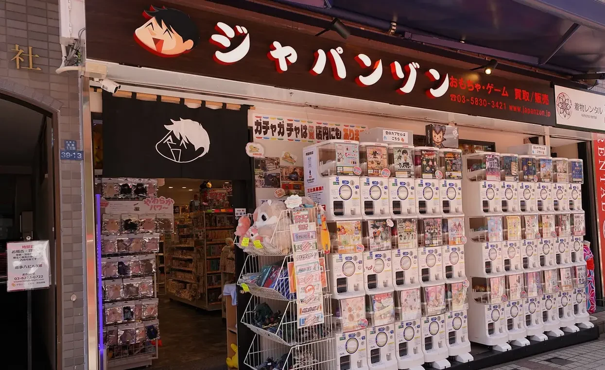 浅草オレンジ通り沿いのジャパンゾン浅草店の外観。店頭にガチャガチャが約50台並ぶ