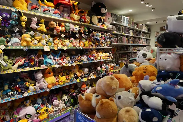 店内の売り場　天井までのぬいぐるみ棚と大きなぬいぐるみ